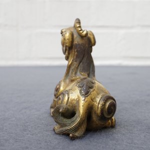 Een Chinees verguld bronzen scrollgewicht in de vorm van een ram, 19/20e eeuw — foto 12