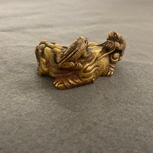 Een Chinees verguld bronzen scrollgewicht met een leeuw met welpjes, Qing — foto 11