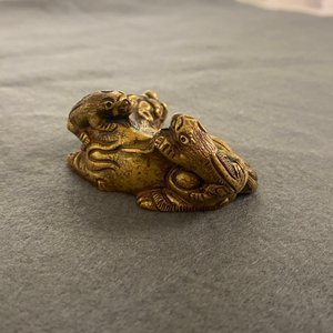 Een Chinees verguld bronzen scrollgewicht met een leeuw met welpjes, Qing — foto 12