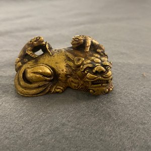 Een Chinees verguld bronzen scrollgewicht met een leeuw met welpjes, Qing — foto 8