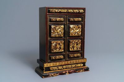 Een Chinees verguld en gelakt altaarkastje voor de Peranakan of Straits markt, 19e eeuw