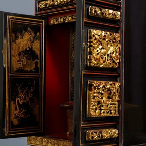 Een Chinees verguld en gelakt altaarkastje voor de Peranakan of Straits markt, 19e eeuw — foto 9
