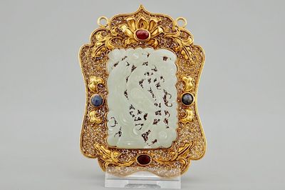 Een Chinees verguld filigrain zilveren ornament met witte jade, 19/20e eeuw