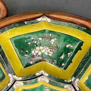 Een Chinees verte biscuit hors d'oeuvre stel op houten plateau, Kangxi — foto 32