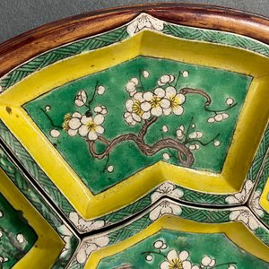 Een Chinees verte biscuit hors d'oeuvre stel op houten plateau, Kangxi — foto 33