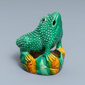 Een Chinees verte biscuit model van een pad, Kangxi — foto 1