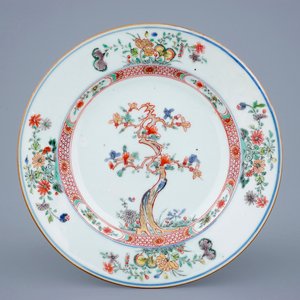 Een Chinees verte-Imari bord met een boom, Kangxi — foto 1