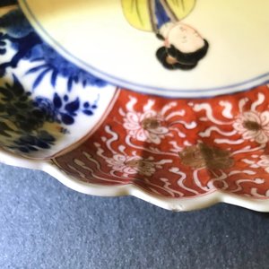 Een Chinees verte-Imari bord met een dame en een eekhoorn, Kangxi — foto 3