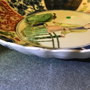 Een Chinees verte-Imari bord met een dame en een eekhoorn, Kangxi — foto 5