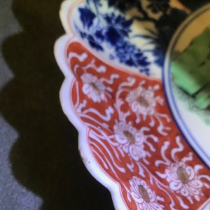 Een Chinees verte-Imari bord met een dame en een eekhoorn, Kangxi — foto 7