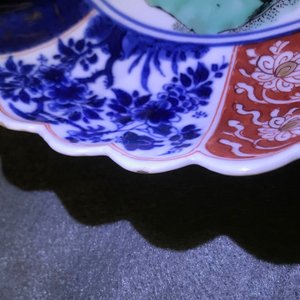 Een Chinees verte-Imari bord met een dame en een eekhoorn, Kangxi — foto 8