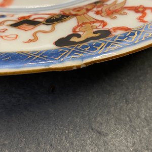 Een Chinees verte-Imari bord met 'Gouverneur Duff', Yongzheng — foto 4