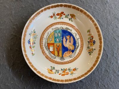 Een Chinees verte-Imari wapenbord voor de Nederlandse markt met de wapens van Scholten en Hogenberg, Yongzheng — foto 1