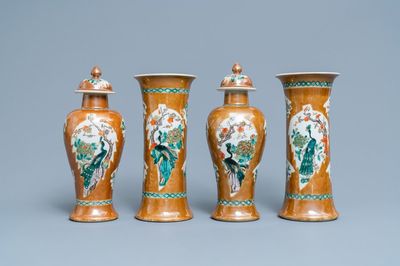 Een Chinees vierdelig famille verte kaststel met capucijner grond, 19de eeuw