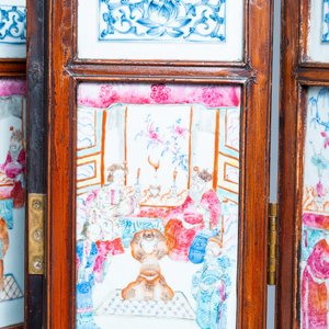Een Chinees vierdelig kamerscherm met famille rose plaquettes, 19e eeuw — foto 5