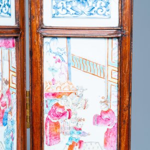 Een Chinees vierdelig kamerscherm met famille rose plaquettes, 19e eeuw — foto 6