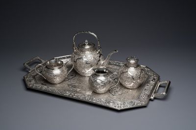 Een Chinees vierdelig zilveren theeservies op plateau, Tu Mao Xing 塗茂興 merk, 19e eeuw