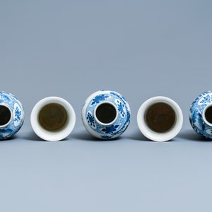 Een Chinees vijfdelig blauw-wit kaststel, Kangxi merk, 19e eeuw — foto 5