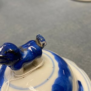 Een Chinees vijfdelig blauw-wit kaststel, Kangxi merk, 19e eeuw — foto 9