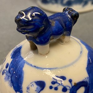 Een Chinees vijfdelig blauw-wit kaststel, Kangxi merk, 19e eeuw — foto 10