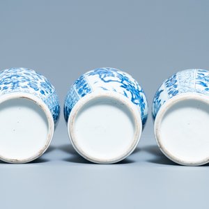 Een Chinees vijfdelig blauw-wit kaststel, Kangxi — foto 6