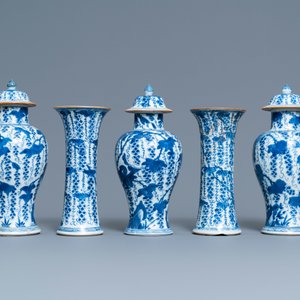Een Chinees vijfdelig blauw-wit kaststel met druivenranken, Kangxi — foto 2