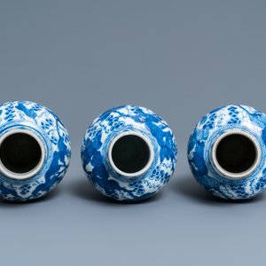 Een Chinees vijfdelig blauw-wit kaststel met druivenranken, Kangxi — foto 5