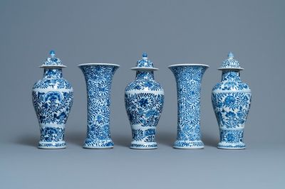 Een Chinees vijfdelig blauw-wit kaststel met floraal decor, Kangxi