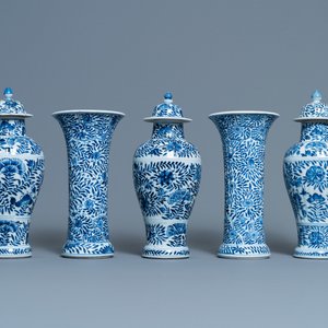 Een Chinees vijfdelig blauw-wit kaststel met floraal decor, Kangxi — foto 1