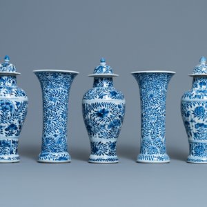 Een Chinees vijfdelig blauw-wit kaststel met floraal decor, Kangxi — foto 3