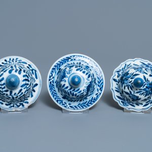 Een Chinees vijfdelig blauw-wit kaststel met floraal decor, Kangxi — foto 7