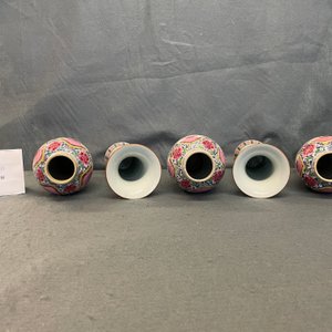 Een Chinees vijfdelig famille rose kaststel met decor van antiquiteiten, Qianlong — foto 15
