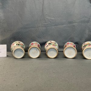 Een Chinees vijfdelig famille rose kaststel met decor van antiquiteiten, Qianlong — foto 16
