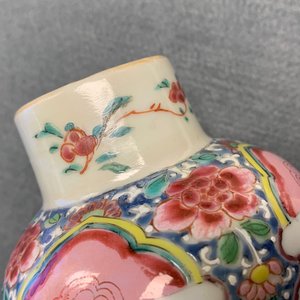 Een Chinees vijfdelig famille rose kaststel met decor van antiquiteiten, Qianlong — foto 22