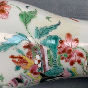 Een Chinees vijfdelig famille rose kaststel met decor van antiquiteiten, Qianlong — foto 25