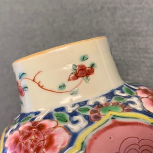 Een Chinees vijfdelig famille rose kaststel met decor van antiquiteiten, Qianlong — foto 27