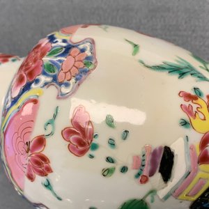Een Chinees vijfdelig famille rose kaststel met decor van antiquiteiten, Qianlong — foto 28