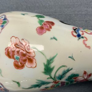 Een Chinees vijfdelig famille rose kaststel met decor van antiquiteiten, Qianlong — foto 29