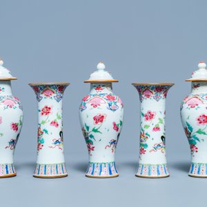 Een Chinees vijfdelig famille rose kaststel met decor van antiquiteiten, Qianlong — foto 3