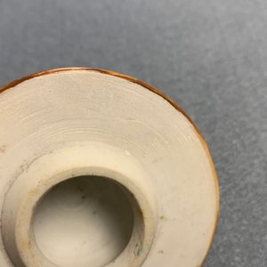 Een Chinees vijfdelig famille rose kaststel met decor van antiquiteiten, Qianlong — foto 35