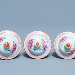 Een Chinees vijfdelig famille rose kaststel met decor van antiquiteiten, Qianlong — foto 6