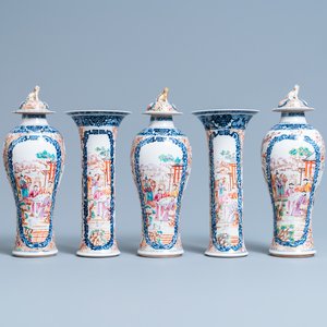 Een Chinees vijfdelig famille rose kaststel met mandarijns decor, Qianlong — foto 1