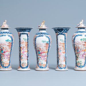Een Chinees vijfdelig famille rose kaststel met mandarijns decor, Qianlong — foto 2