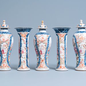 Een Chinees vijfdelig famille rose kaststel met mandarijns decor, Qianlong — foto 3