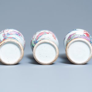Een Chinees vijfdelig famille rose kaststel, Yongzheng — foto 8
