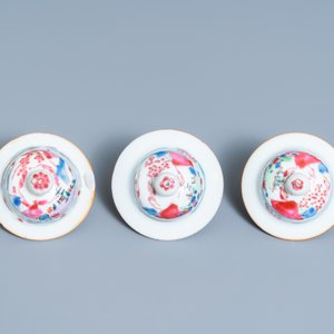 Een Chinees vijfdelig famille rose kaststel, Yongzheng — foto 9
