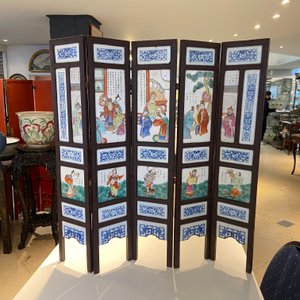 Een Chinees vijfdelig houten scherm met famille rose plaquettes, 19e eeuw — foto 12