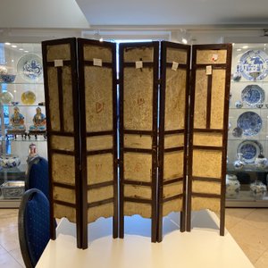 Een Chinees vijfdelig houten scherm met famille rose plaquettes, 19e eeuw — foto 17