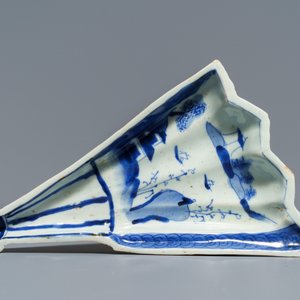 Een Chinees waaiervormig ko-sometsuke bord en een blauwwit kraakporseleinen bord, Wanli/Tianqi — foto 4