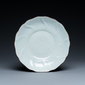 Een Chinees wit-geglazuurd 'lotus' bord met onderglazuur decor, Xuande merk, Transitie periode — foto 1